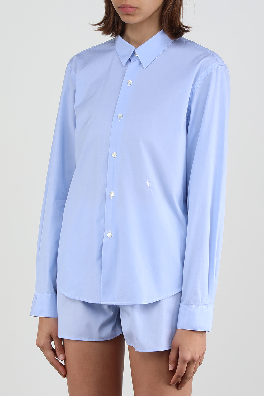 תמונת דוגמן קידמית של חולצה מכופתרת בגוון תכלת