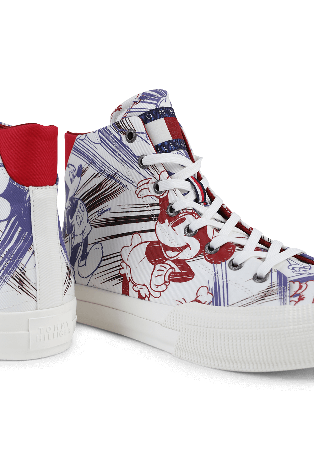 תמונת תקריב של טומי הילפיגר X דיסני סניקרס גבוהות