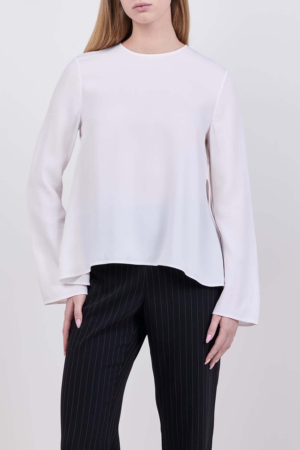 תמונת דוגמן קידמית של חולצה בגזרה ישרה