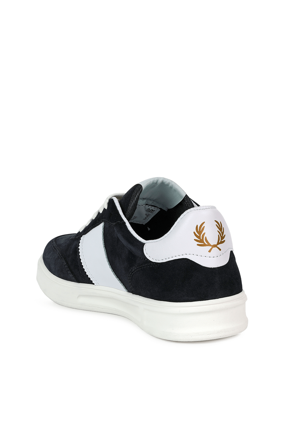 תמונה אחורית של נעלי סניקרס עם לוגו זהב רקום