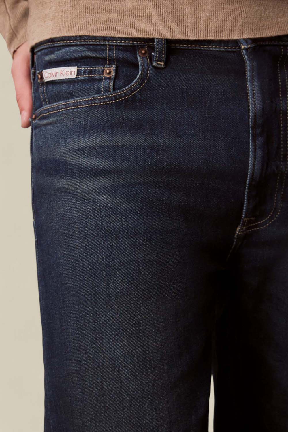 תמונת תקריב דוגמן של מכנסי ג'ינס בגזרה ישרה