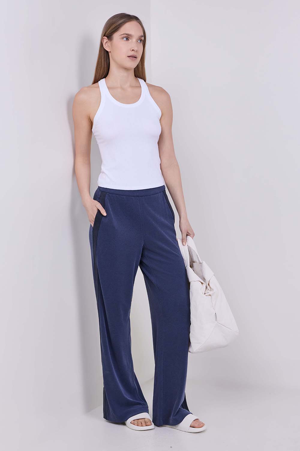 תמונת דוגמן קידמית של RestFeel Slide