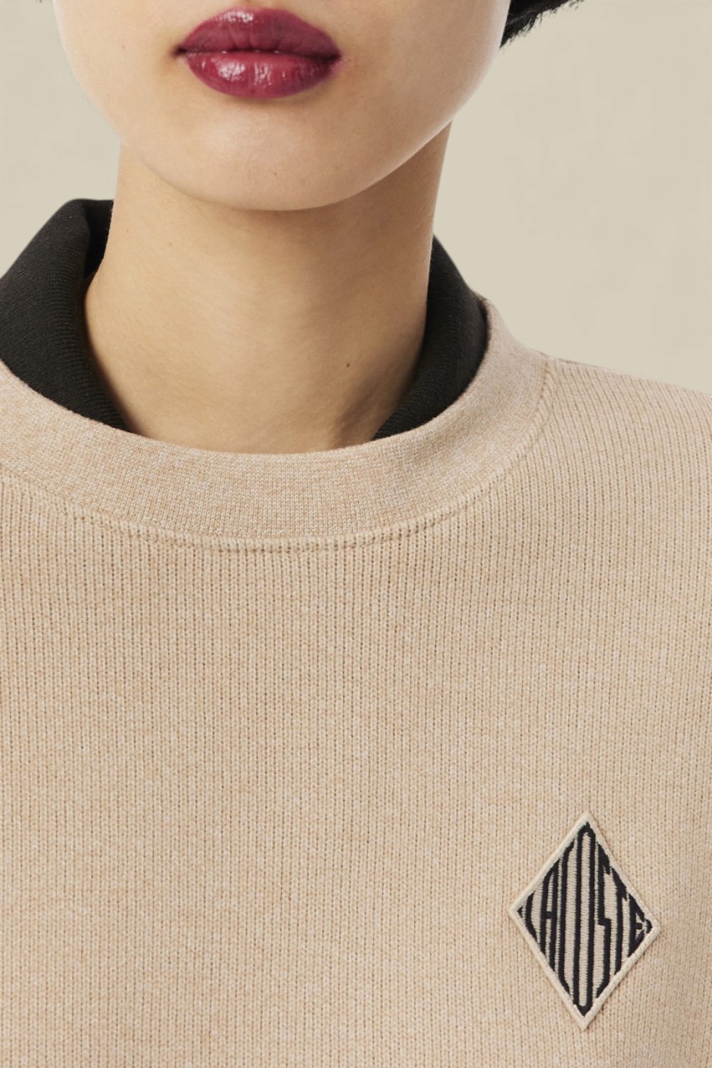 תמונת תקריב דוגמן של סווטשירט אוברסייז