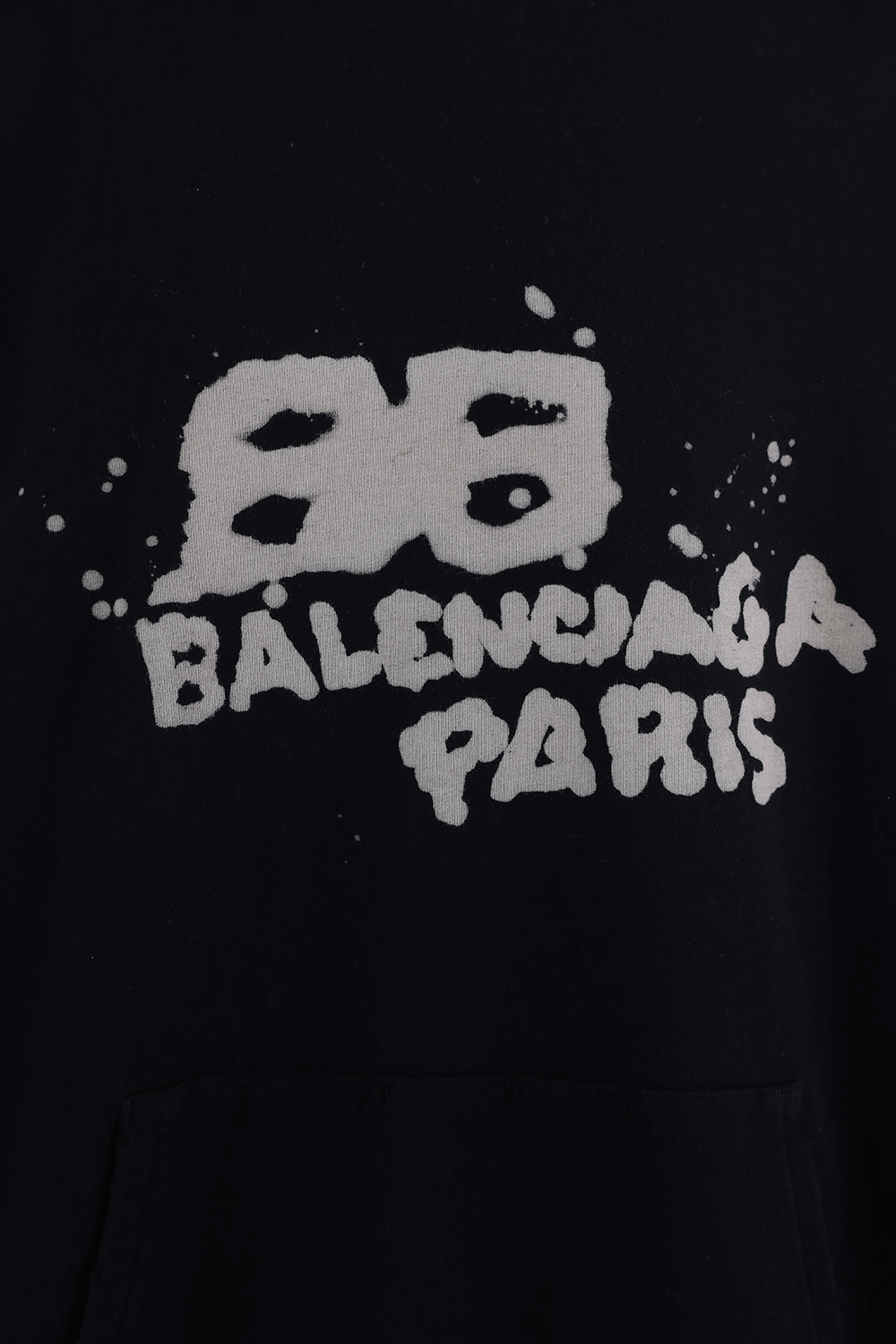 תמונת תקריב של סווטשירט קפוצ'ון עם הדפס גרפיטי