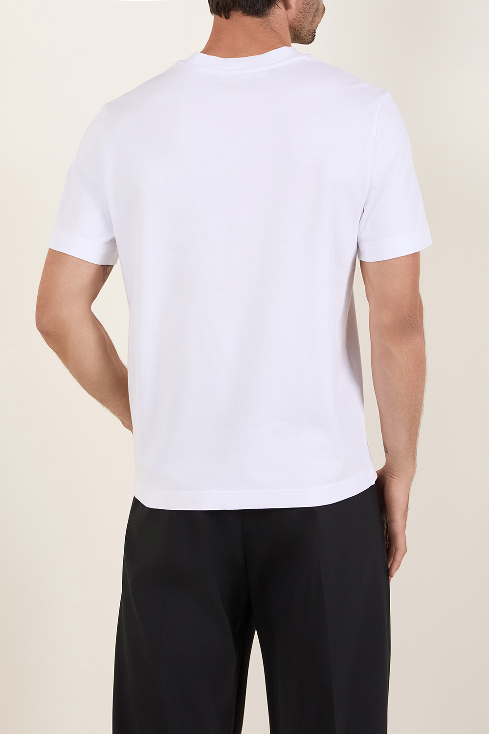 תמונת דוגמן אחורית של חולצת טי