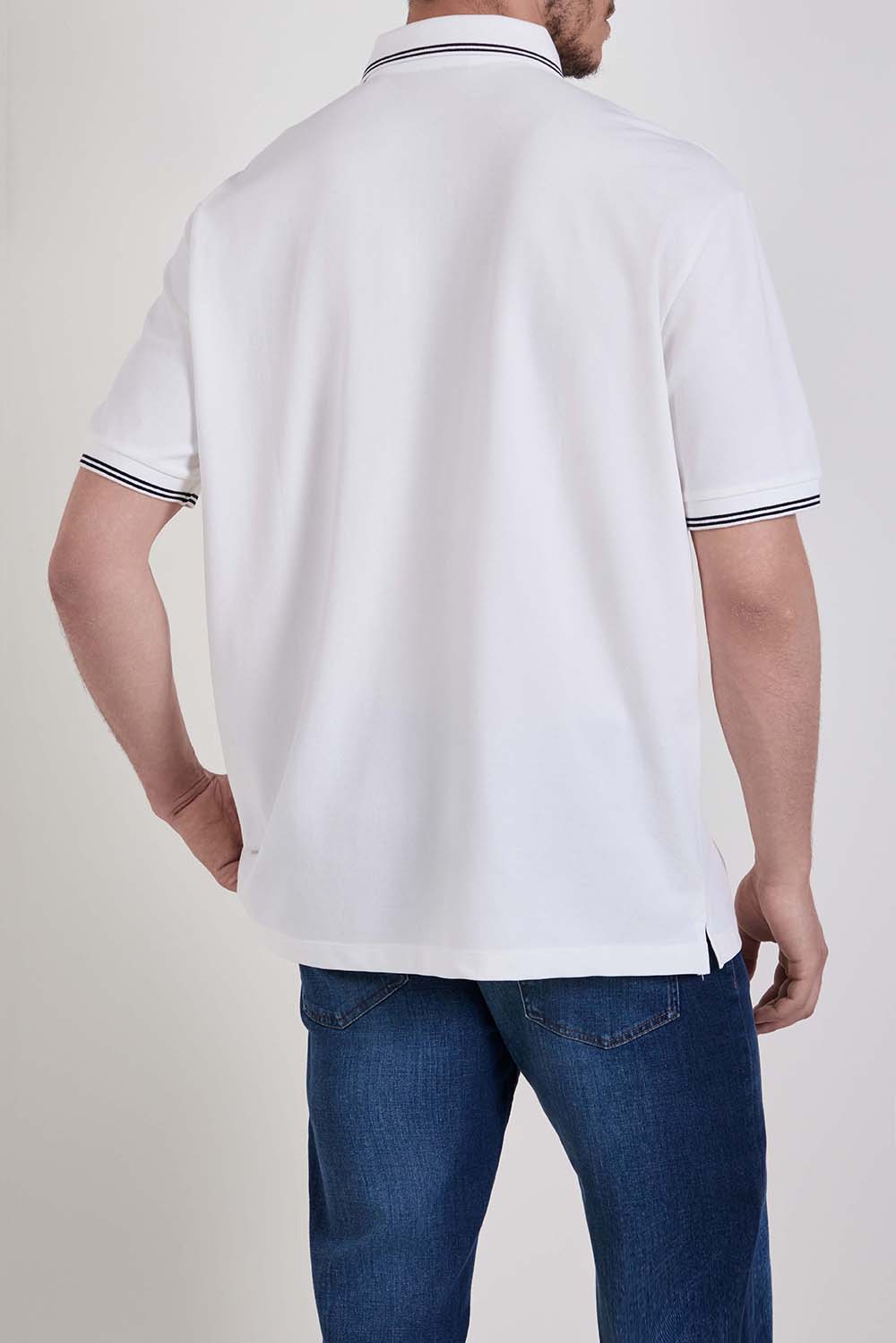 תמונת דוגמן אחורית של חולצת פולו בגזרה ישרה