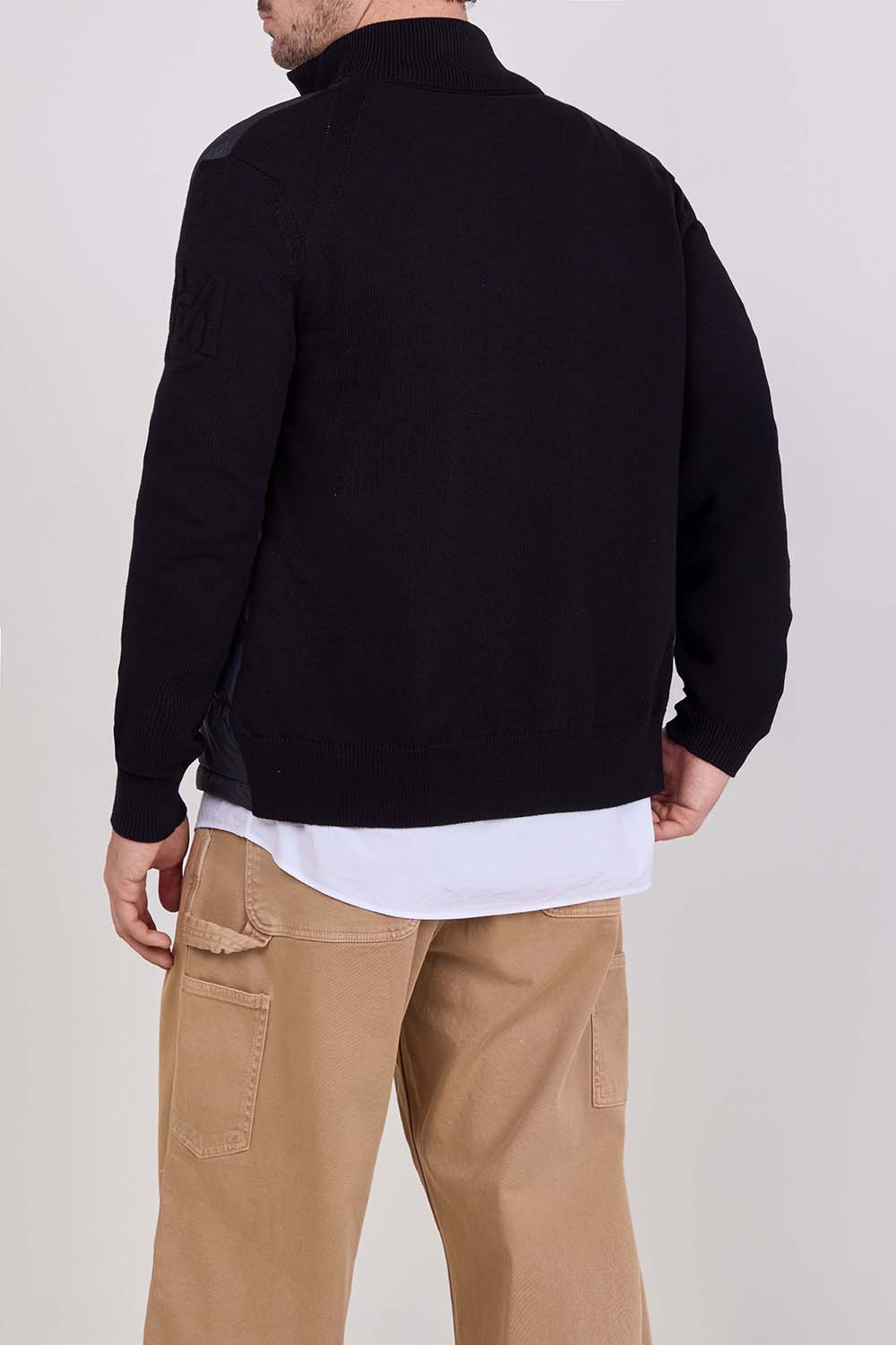 תמונת דוגמן אחורית של קרדיגן בריפוד קל