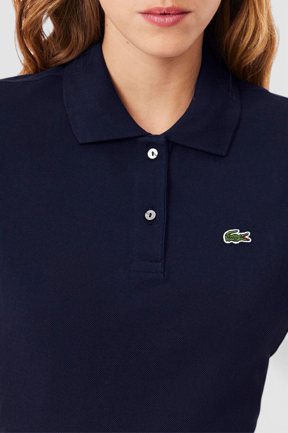 תמונת תקריב דוגמן של חולצת פולו