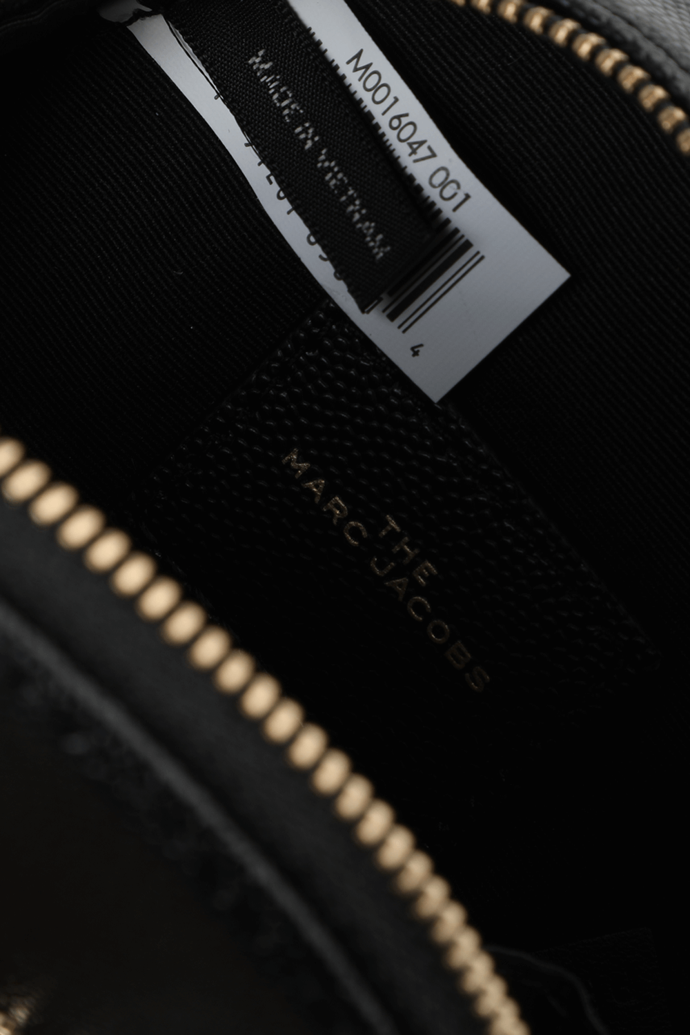 תיק קרוס שחור מעור עם לוגו מטאלי MARC JACOBS