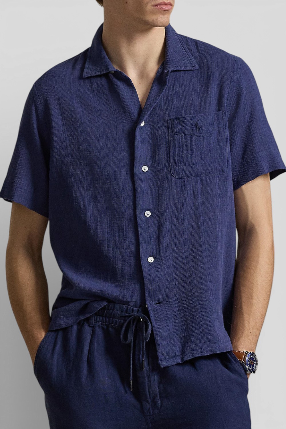 תמונת דוגמן קידמית של חולצה מכופתרת שרוול קצר