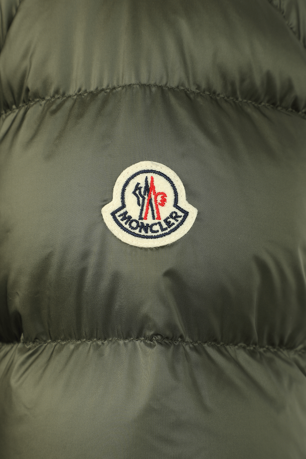 תמונת פנים של מעיל פאפר ארוך עם קפוצ'ון פרוותי בגוון ירוק