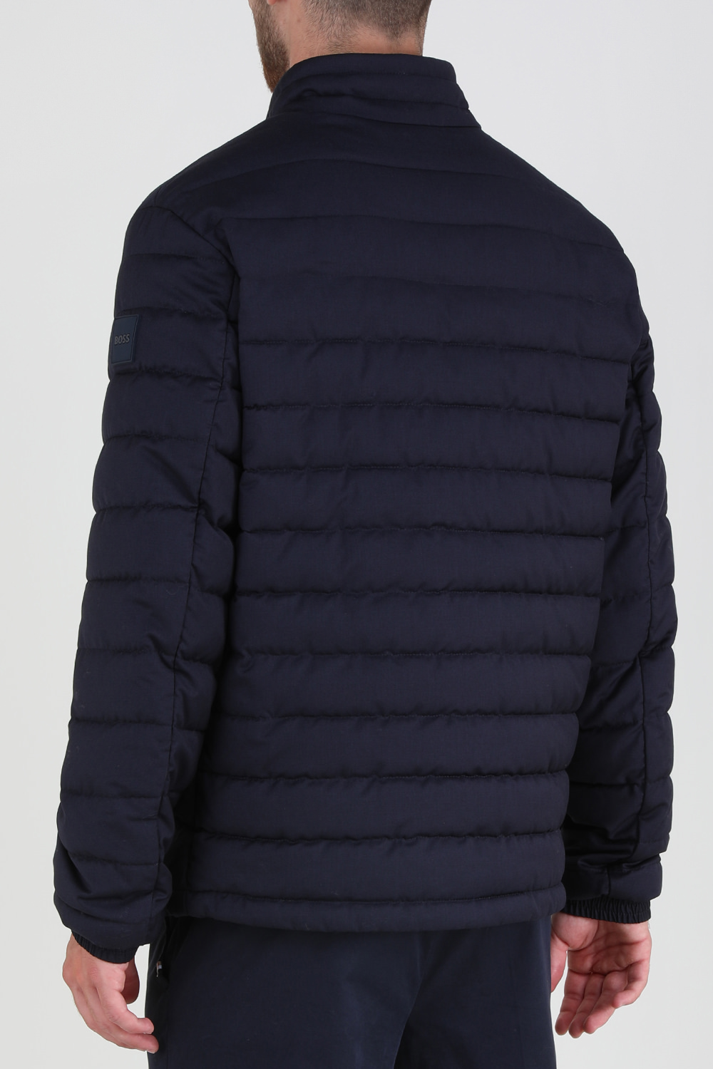 תמונת דוגמן אחורית של מעיל מרופד מצמר