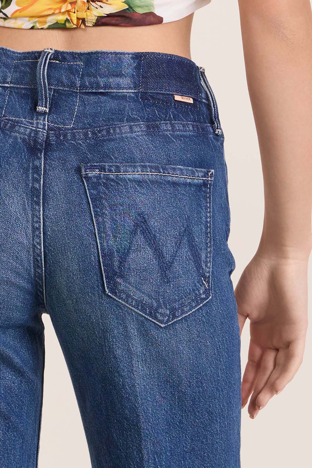 תמונת תקריב דוגמן של מכנסי ג'ינס מתרחבים