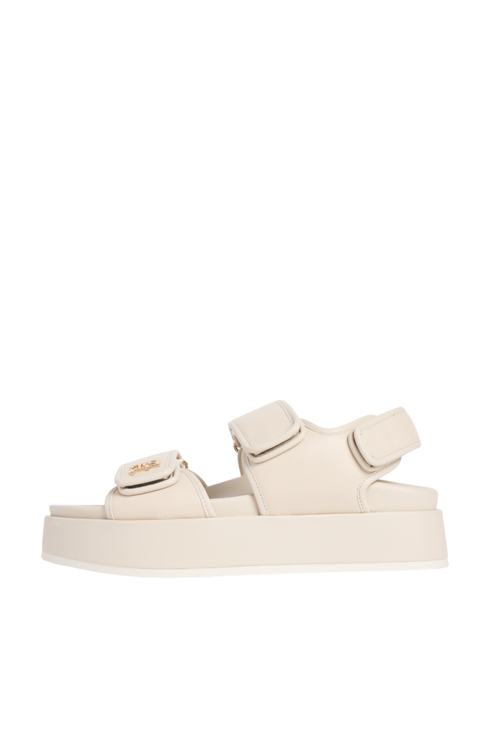 תמונה אחורית של סנדלי פלטפורמה