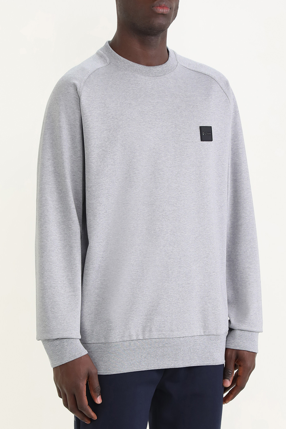 תמונת דוגמן קידמית של סווטשירט עם לוגו פאץ'