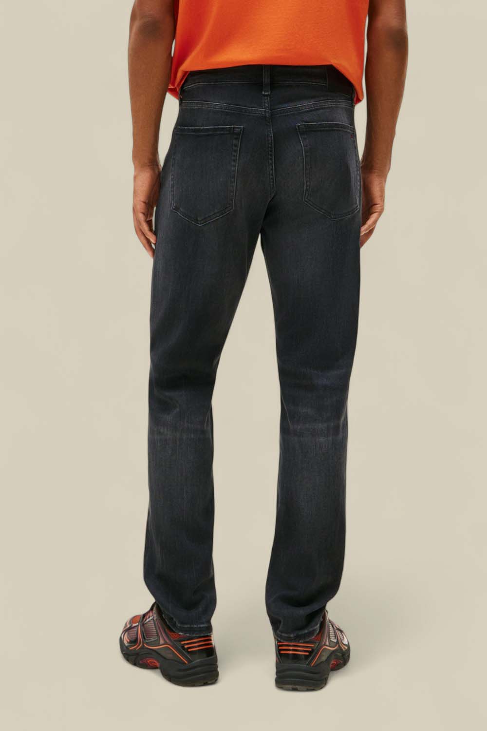 תמונת דוגמן אחורית של מכנסי ג'ינס אוסטין סלים פיט