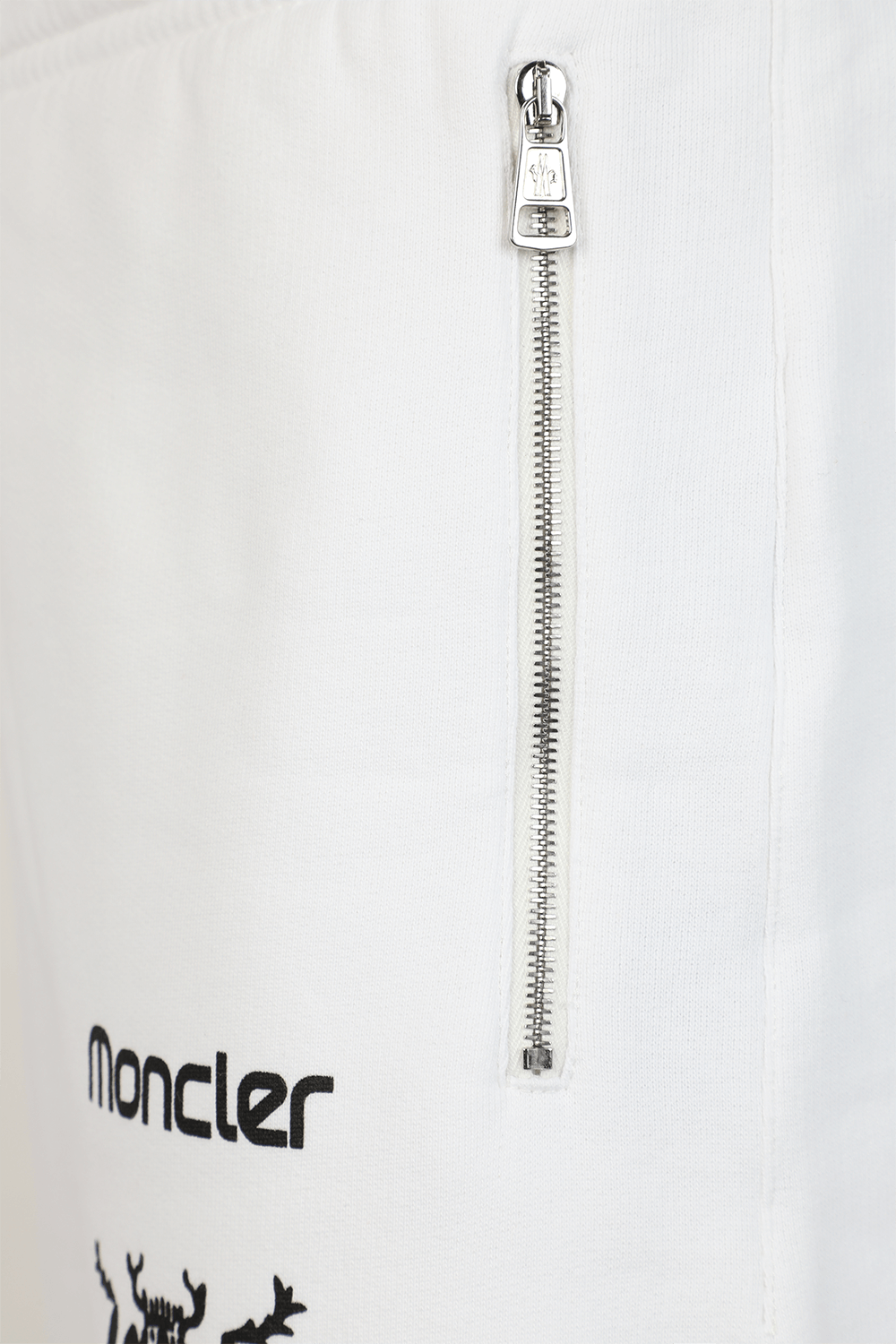 תמונה אחורית של מכנסי טרנינג עם פרינט בגוון לבן