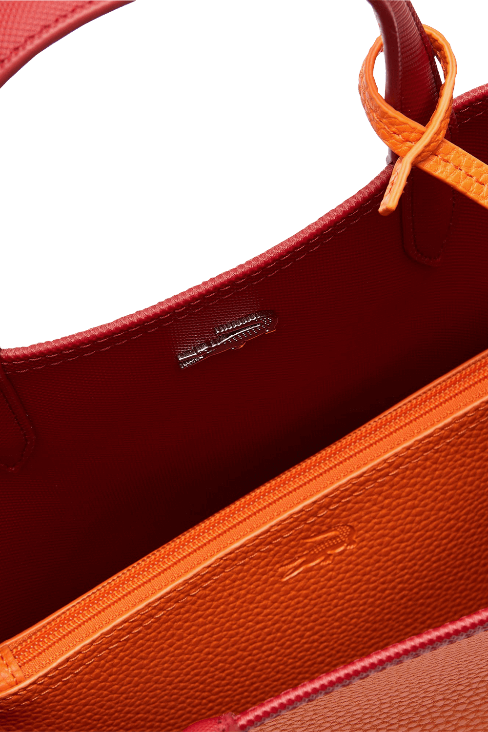 תמונת תקריב של תיק נשיאה כתום עם פאוץ' תואם