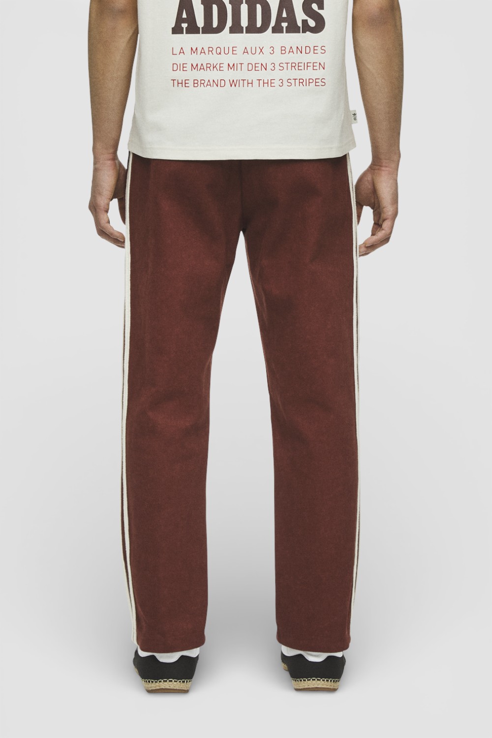 תמונת דוגמן אחורית של מכנסי ג'וגר אדיסון צ'אן x אדידס