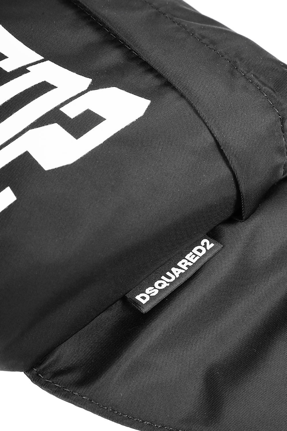 תמונת תקריב של תיק פאוץ` לוגו שחור