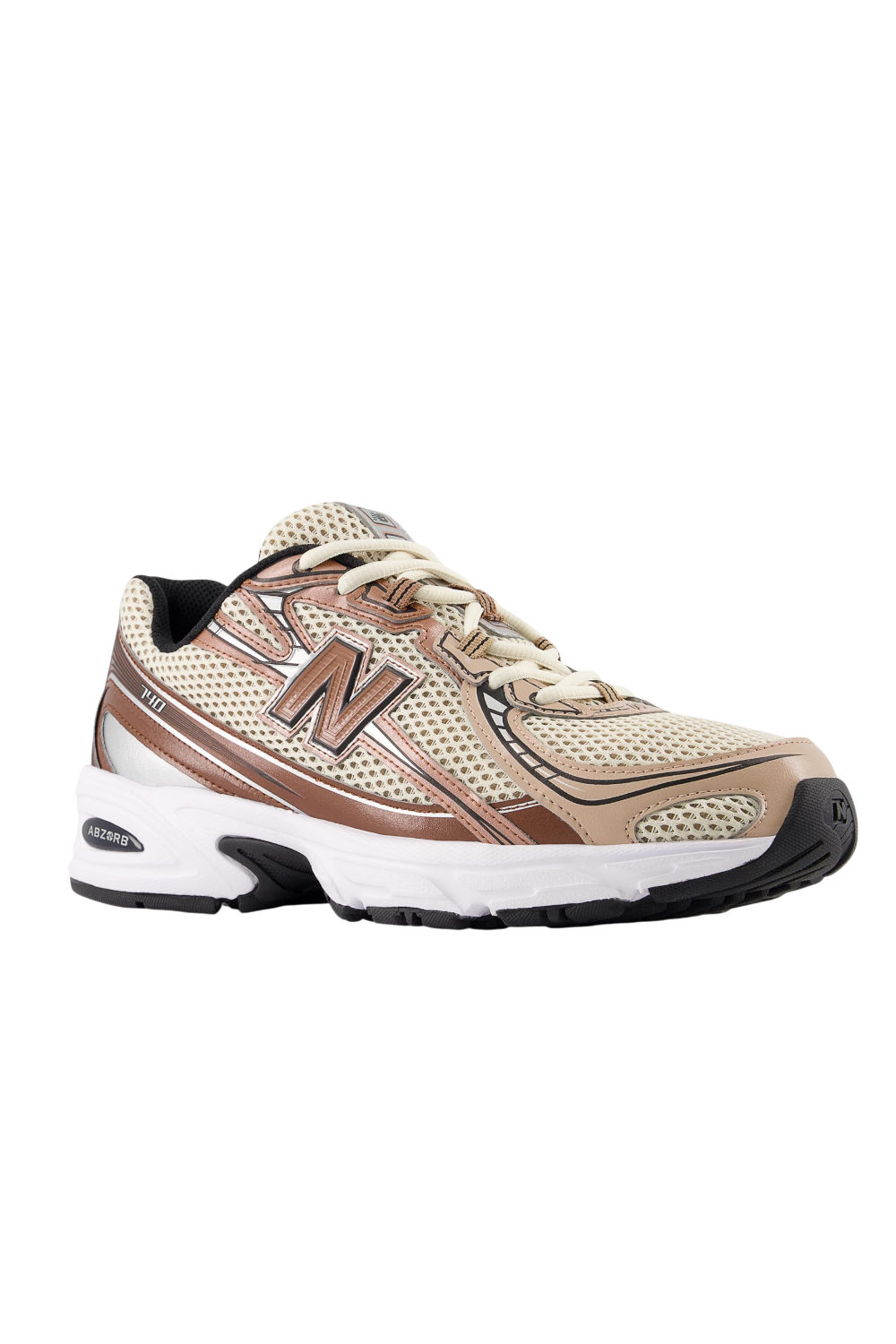 תמונת תקריב של נעלי סניקרס 740