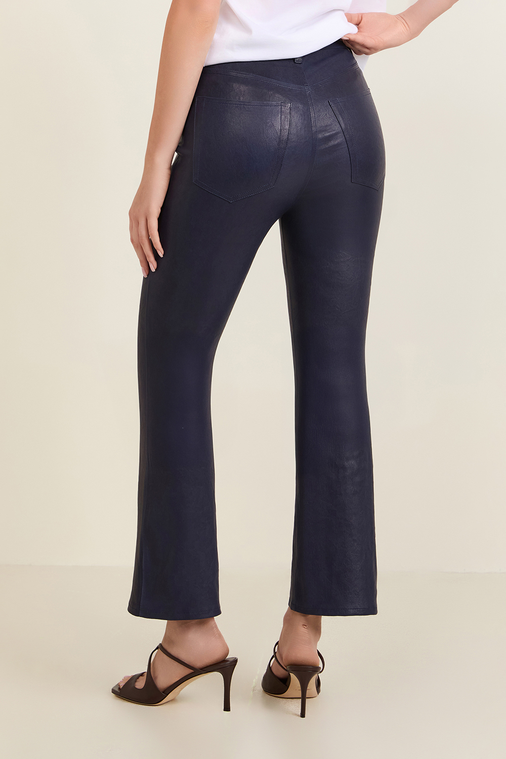 תמונת דוגמן אחורית של מכנסי עור