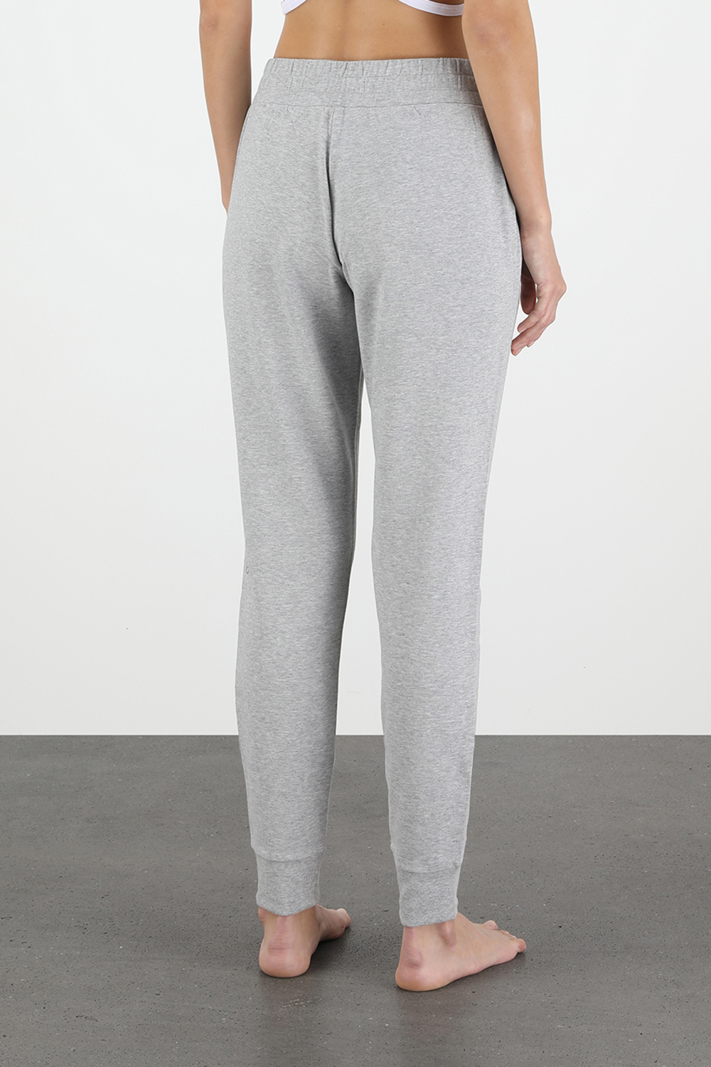 תמונת דוגמן אחורית של Unwind Swearpants in Grey
