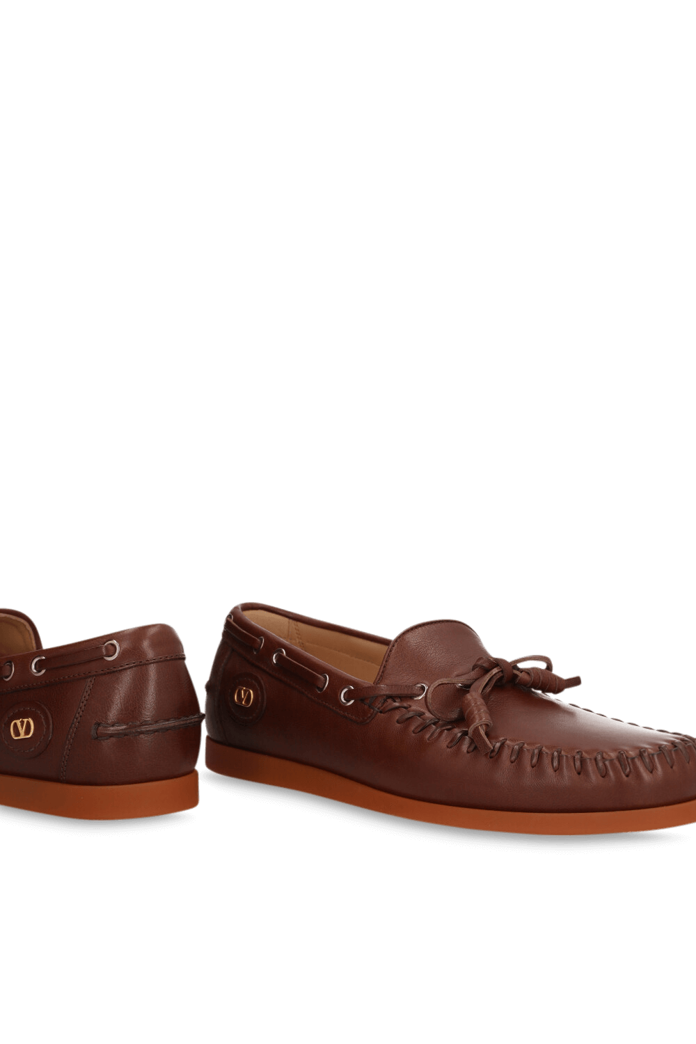 תמונת תקריב של נעלי מוקסינים