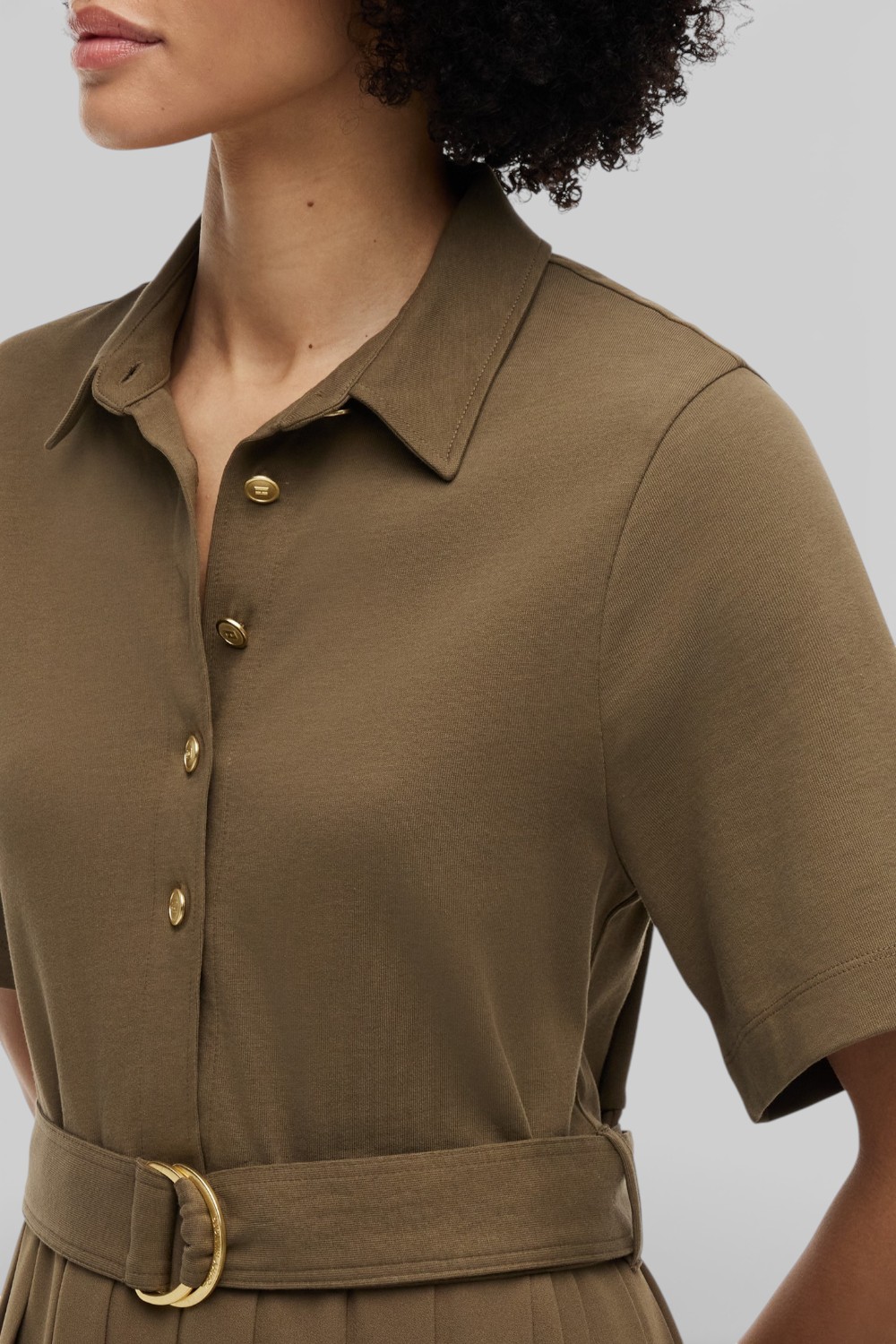 תמונת תקריב דוגמן של שמלת מידי