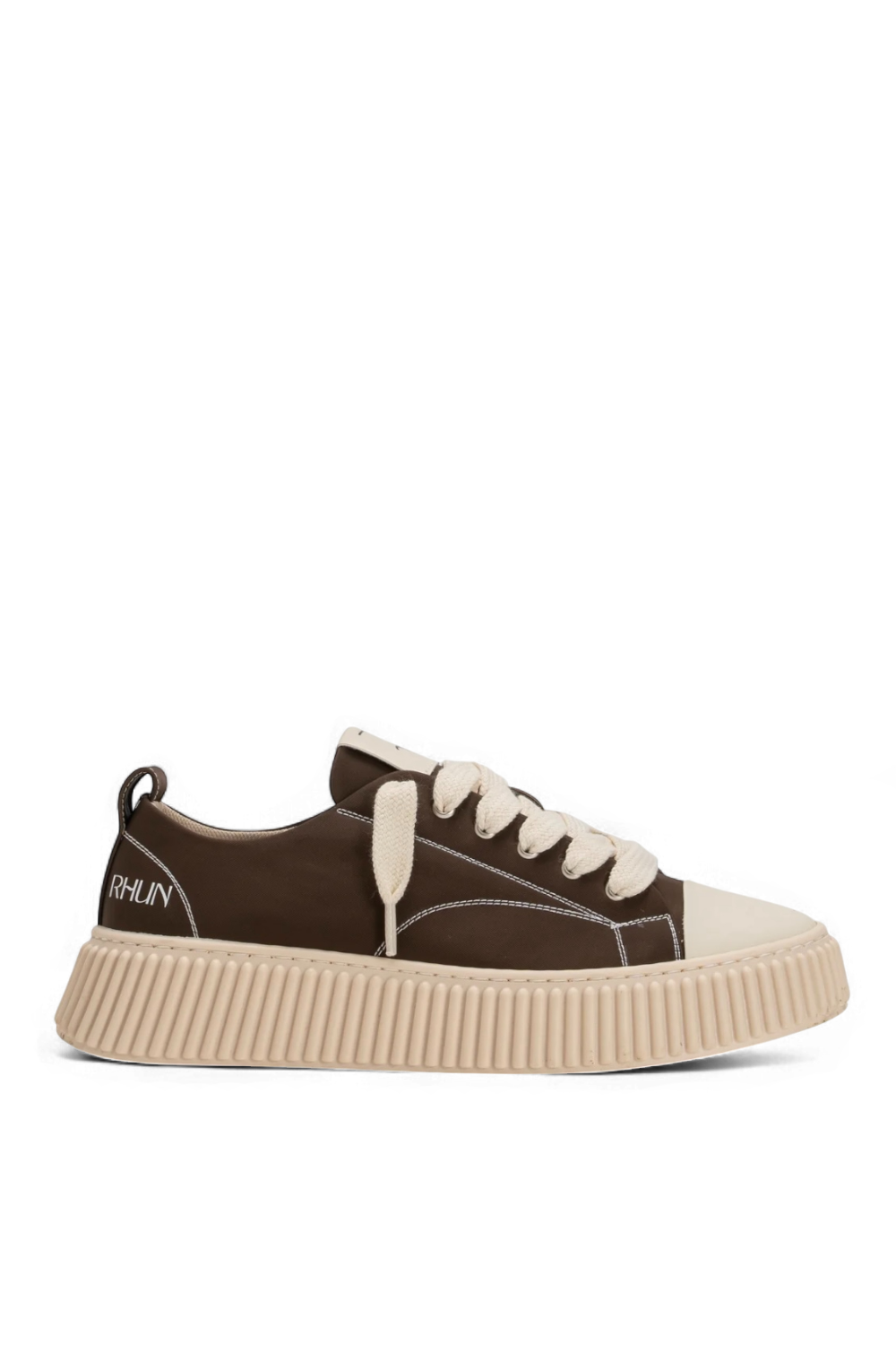 תמונה קידמית של נעלי סניקרס 2020