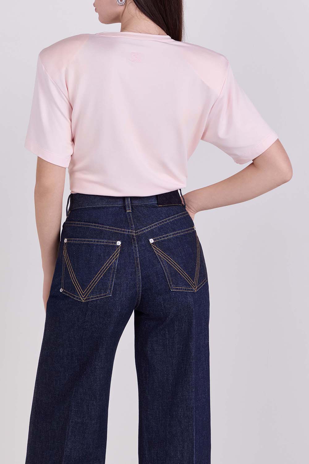 תמונת דוגמן אחורית של חולצת טי פרח