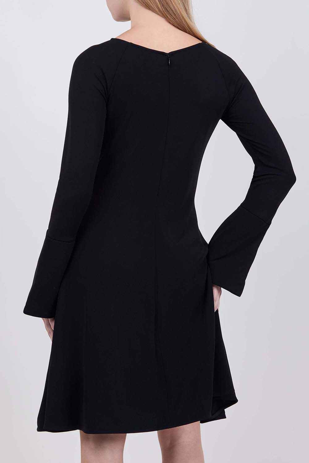 תמונת דוגמן אחורית של שמלת מיני פלר