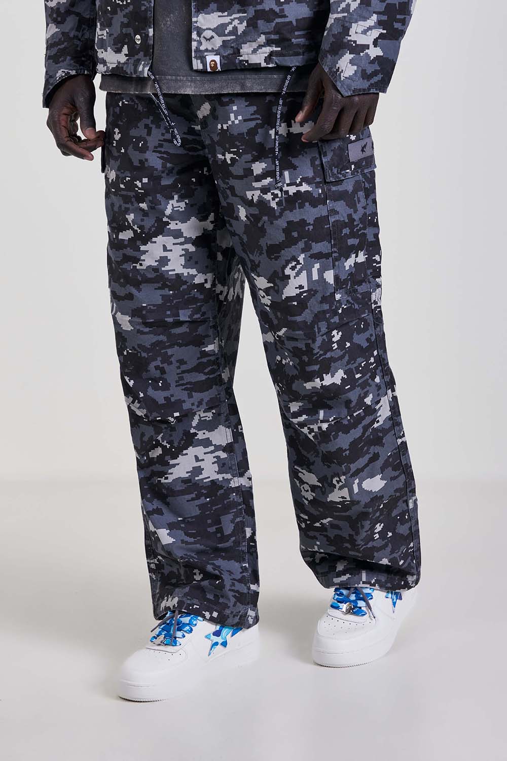 תמונת דוגמן קידמית של מכנסי קרגו