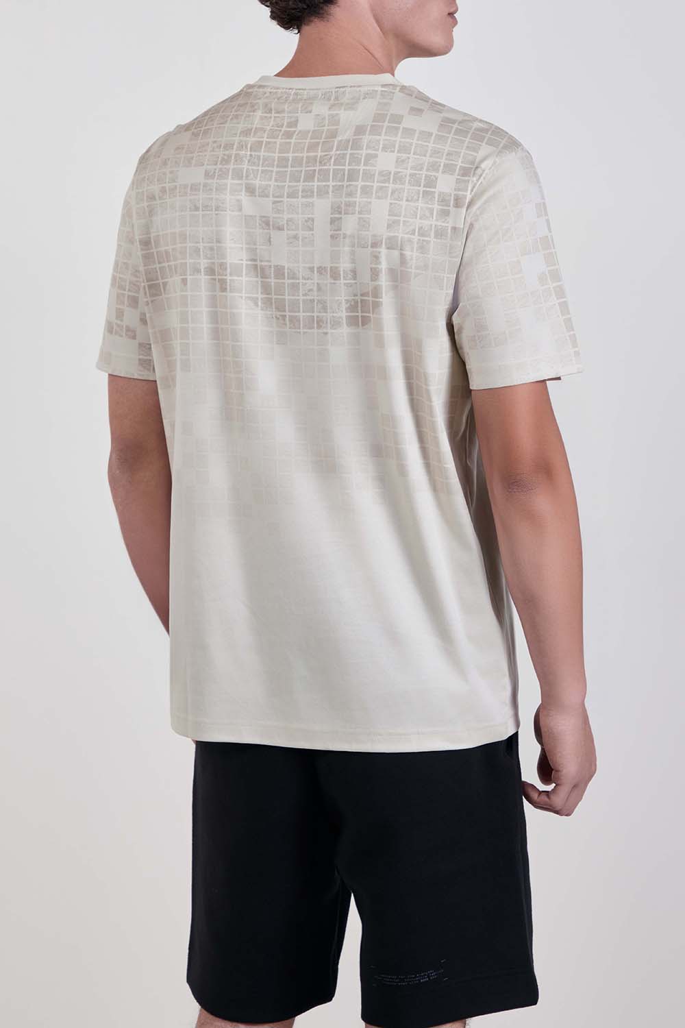 תמונת דוגמן אחורית של חולצת טי בגזרה משוחררת