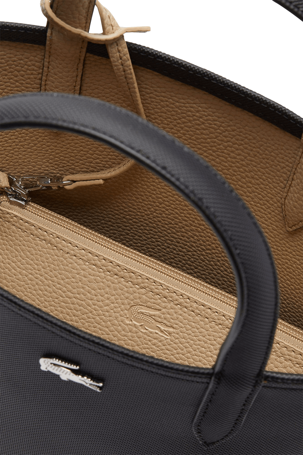 תמונת תקריב של תיק נשיאה דו צדדי