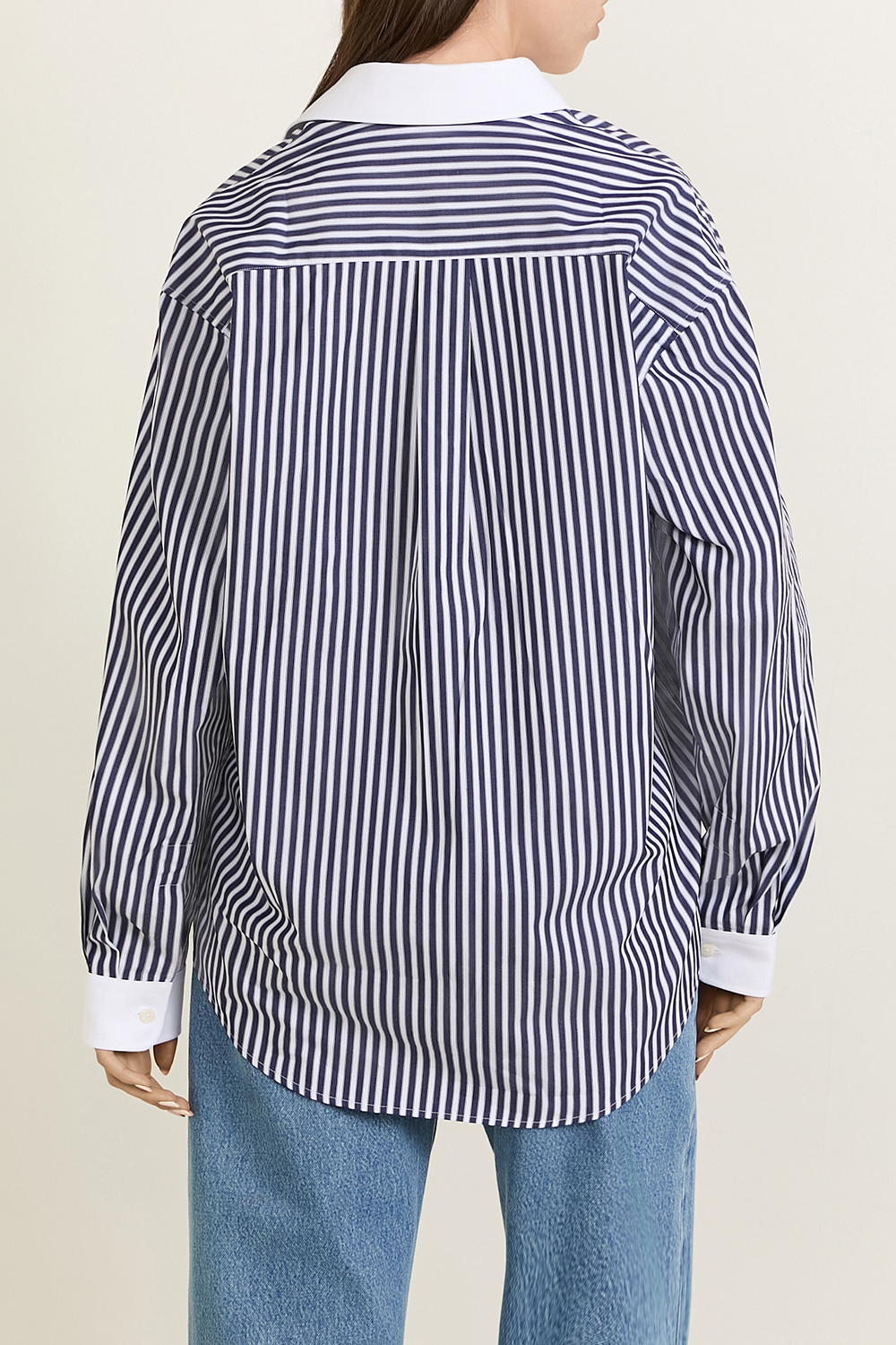 תמונת דוגמן אחורית של חולצה מכופתרת אוברסייז