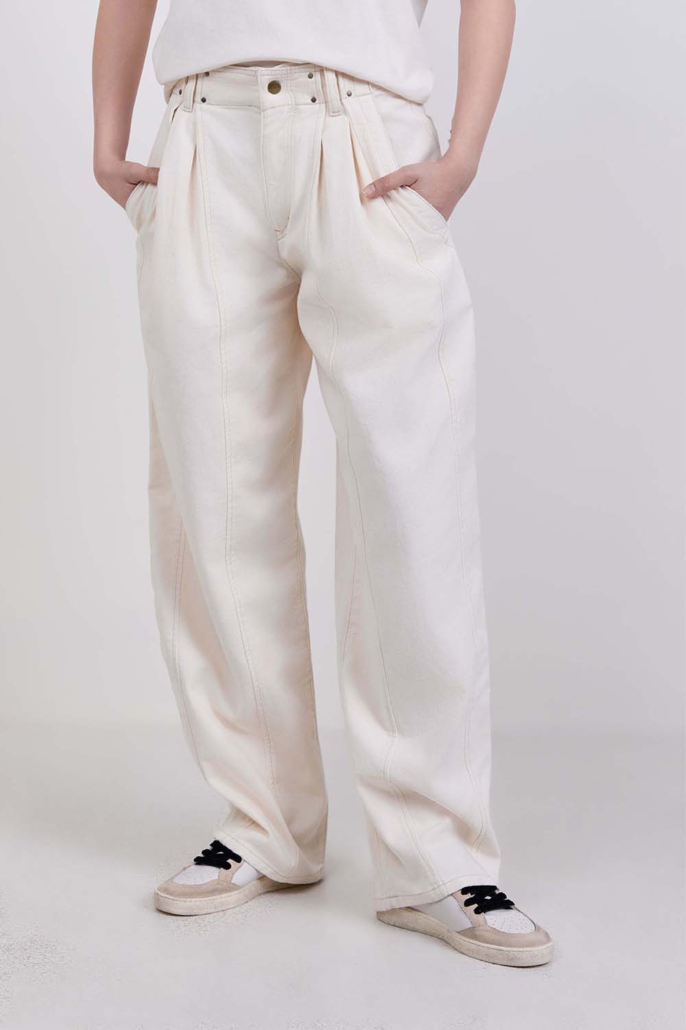 תמונת דוגמן קידמית של מכנסי ג׳ינס רחבים