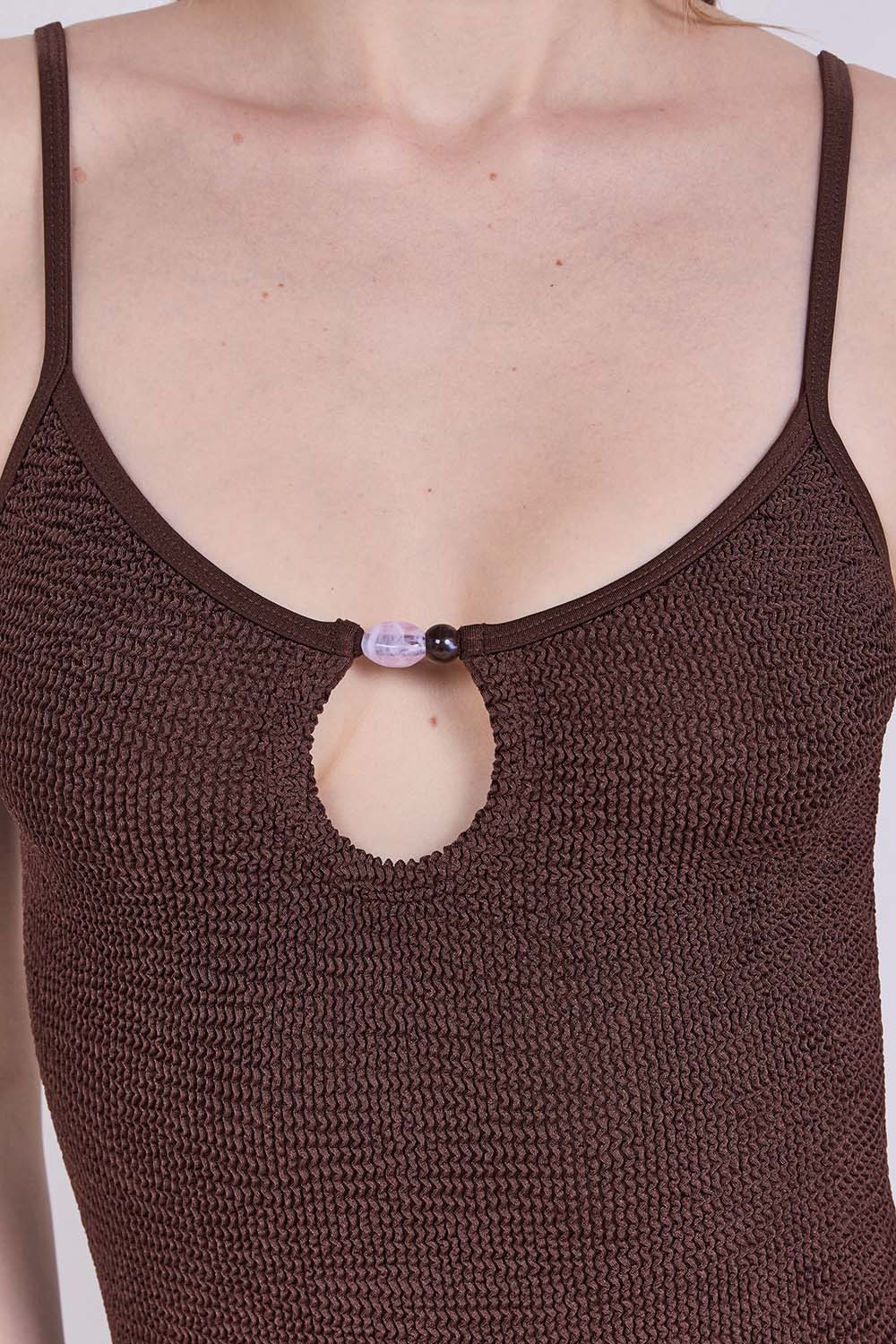 תמונת תקריב דוגמן של בגד ים שלם מיה