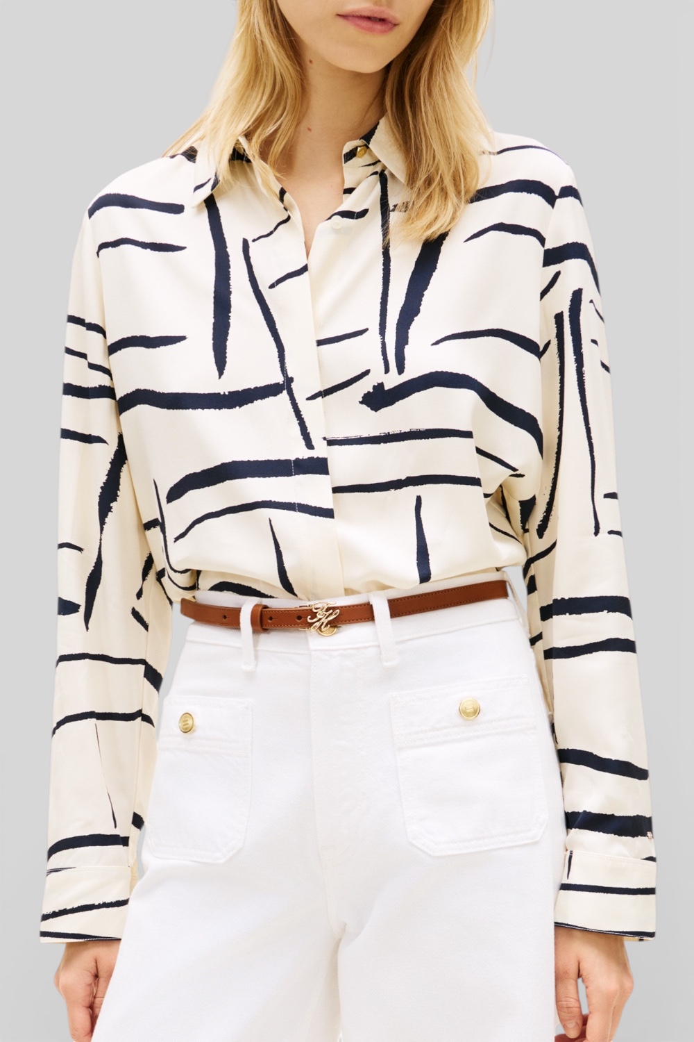 תמונת דוגמן קידמית של חולצה מכופתרת