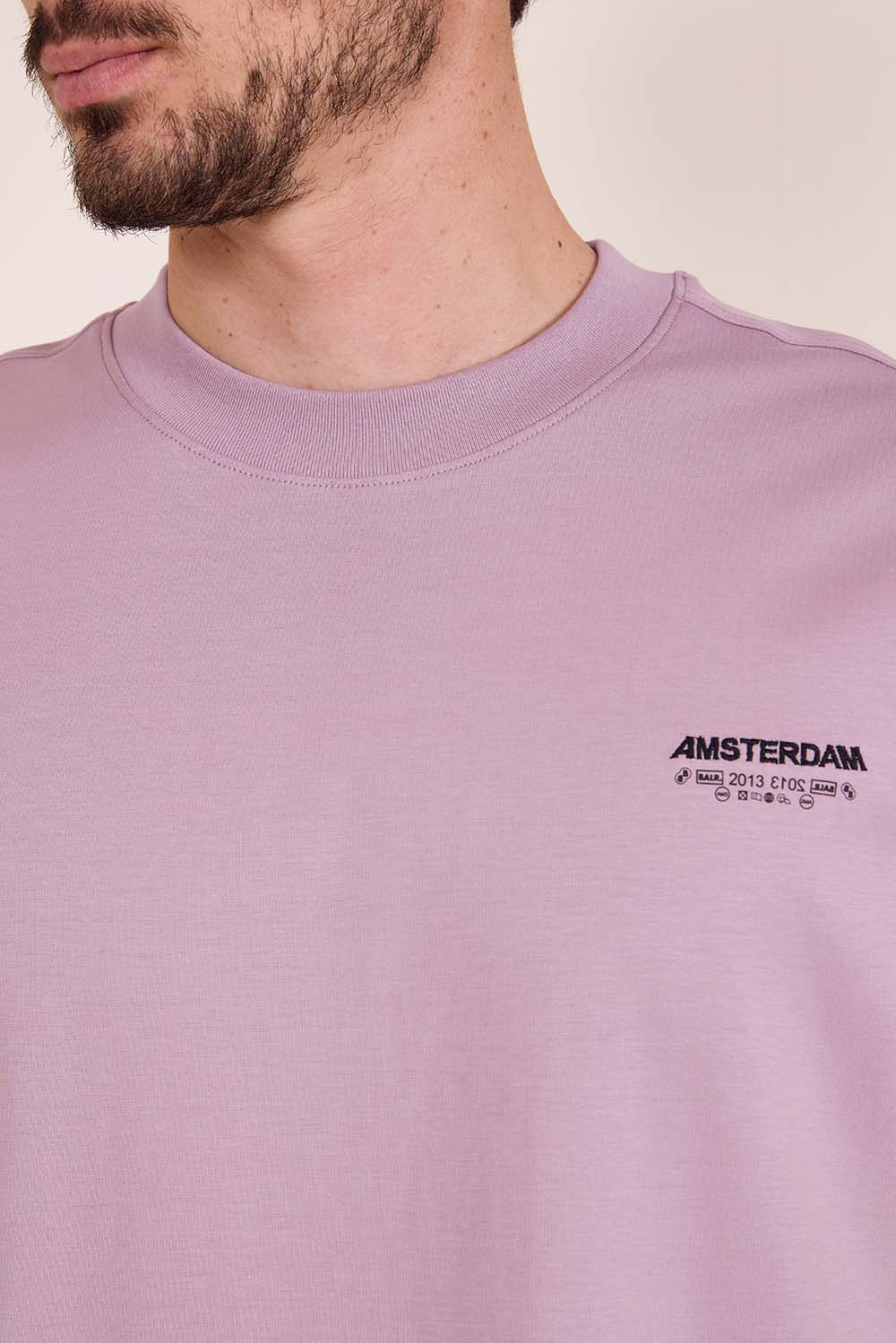 תמונת תקריב דוגמן של חולצת טי אוברסייז