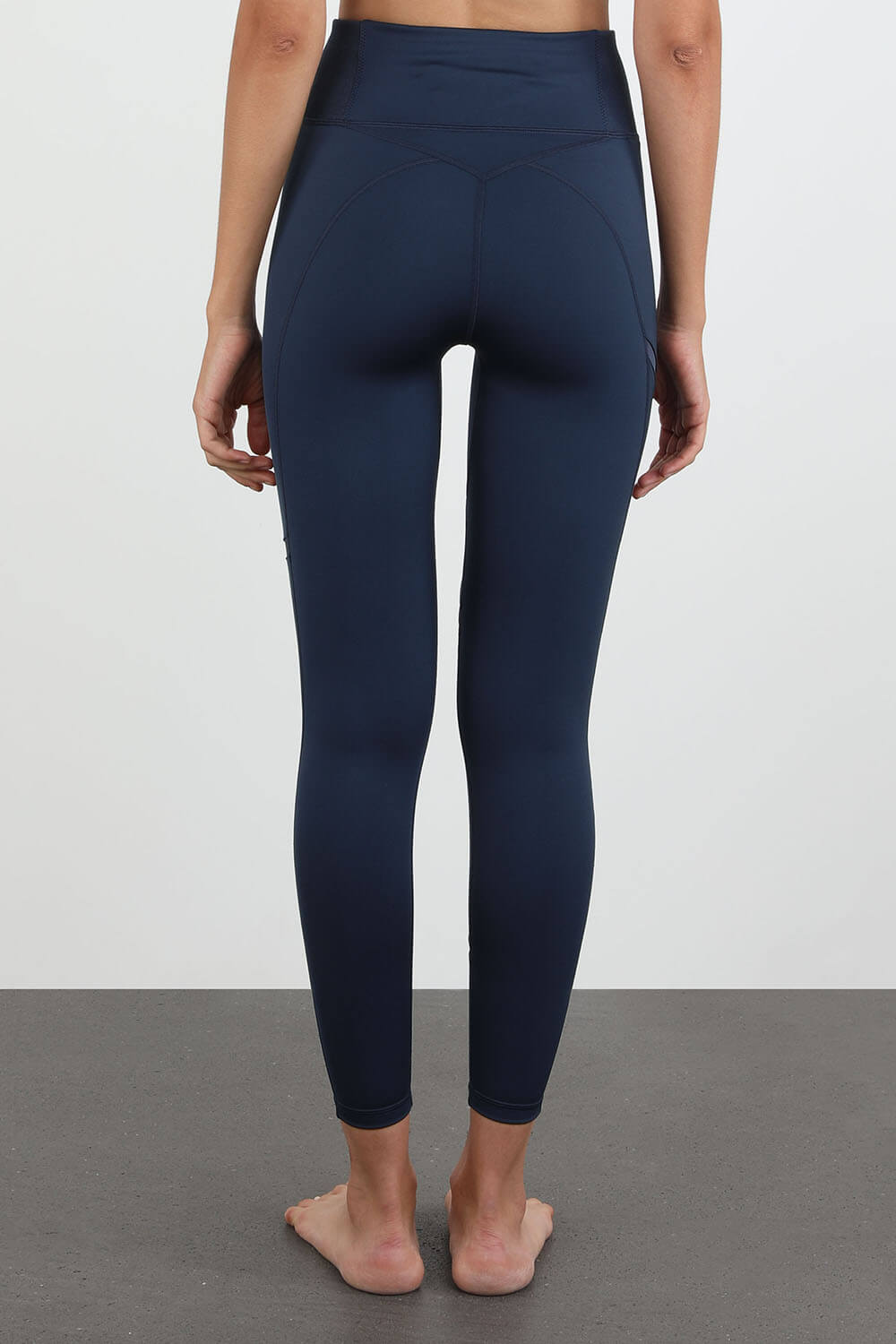 תמונת דוגמן אחורית של Exhale Mesh Curve Training Leggings in Blue