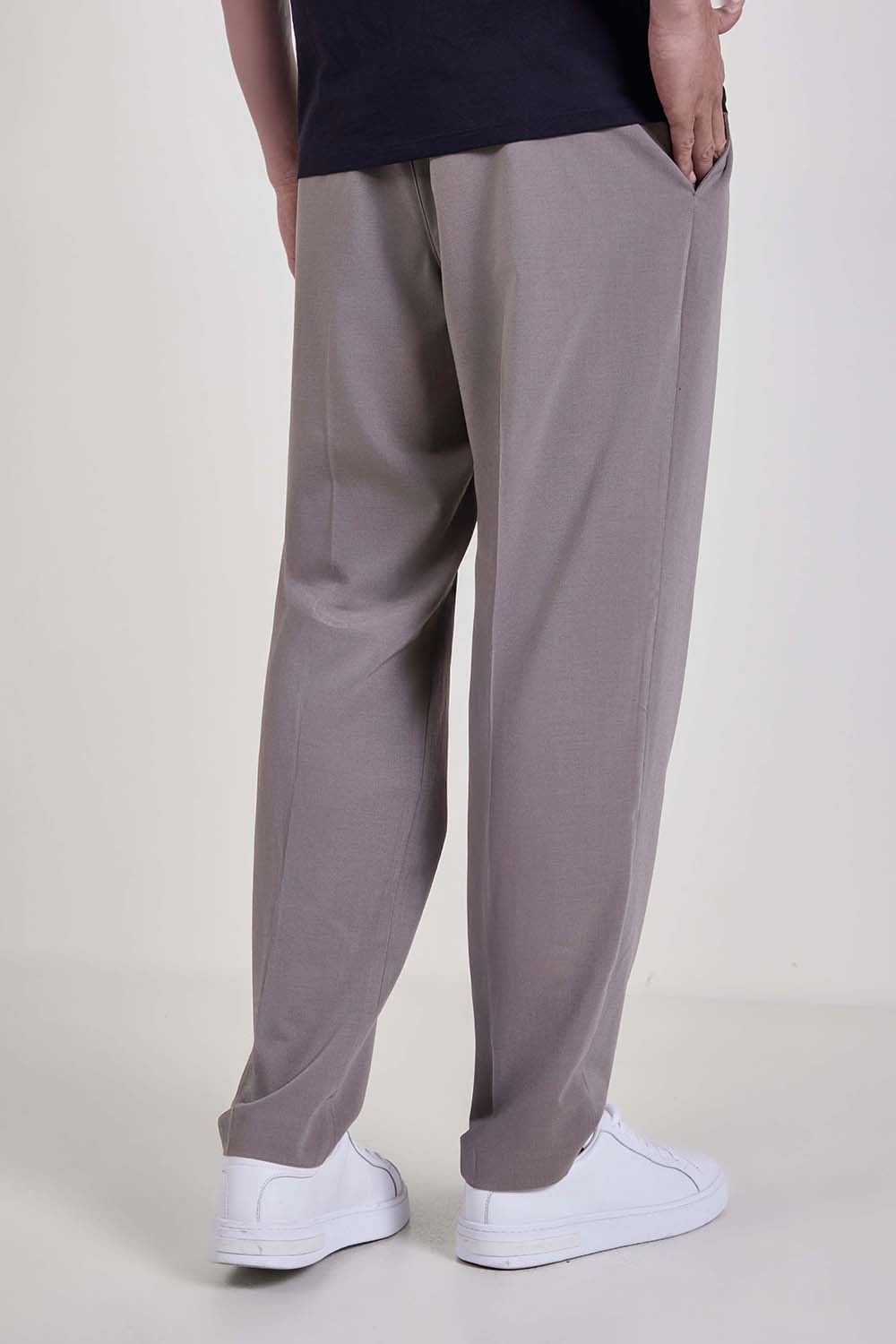 תמונת דוגמן אחורית של מכנסי צ&rsquo;ינו