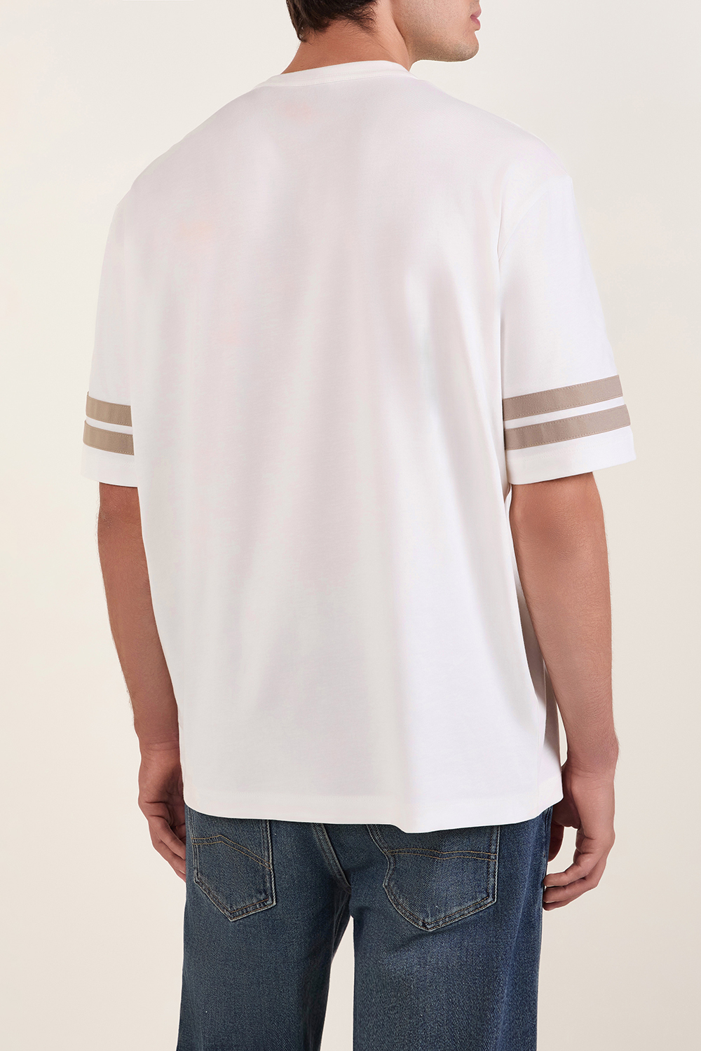 תמונת דוגמן אחורית של חולצת טי