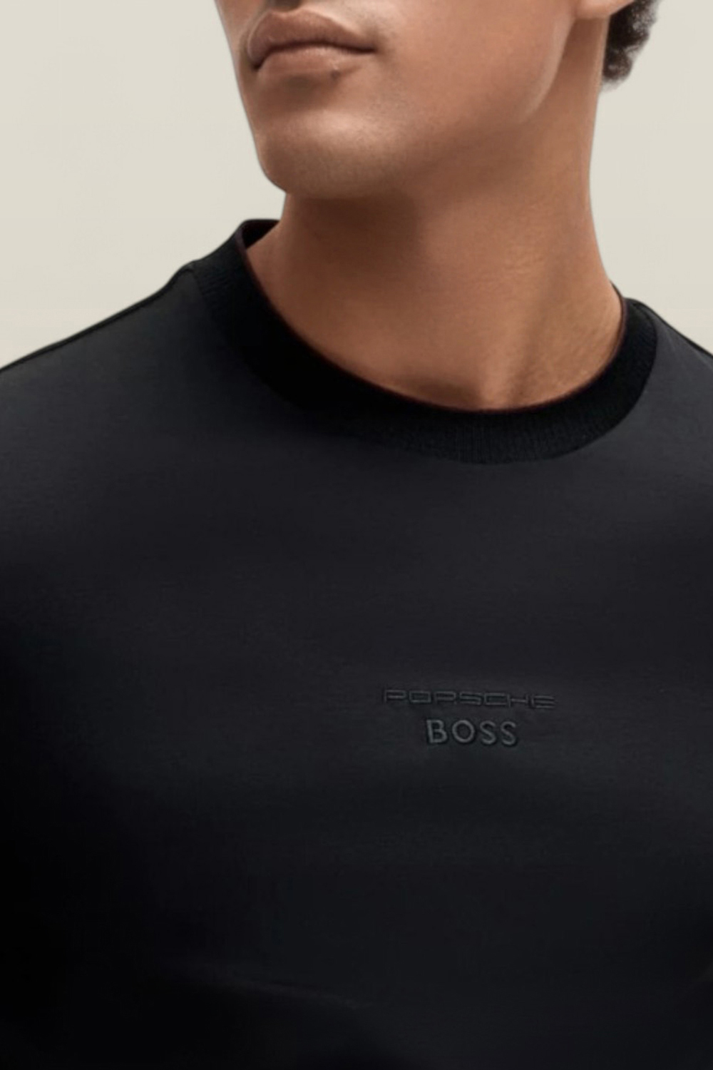 תמונת תקריב דוגמן של בוס X פורשה חולצת טי