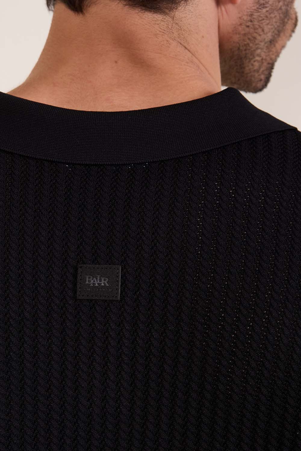 תמונת תקריב דוגמן של חולצת פולו