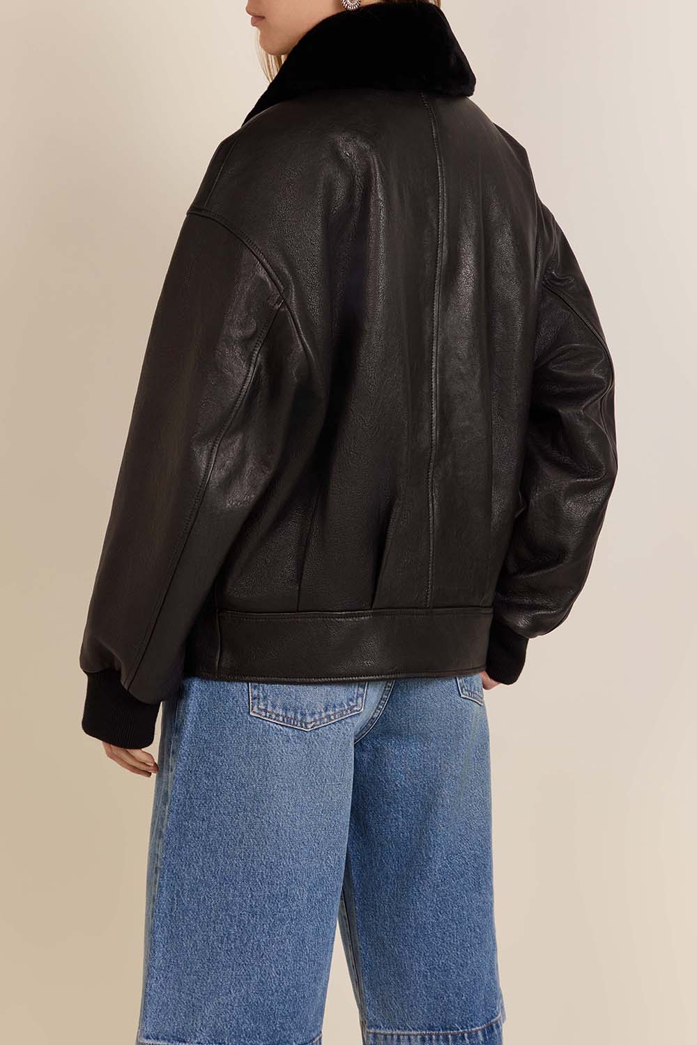תמונת דוגמן אחורית של ז'קט בומבר עור