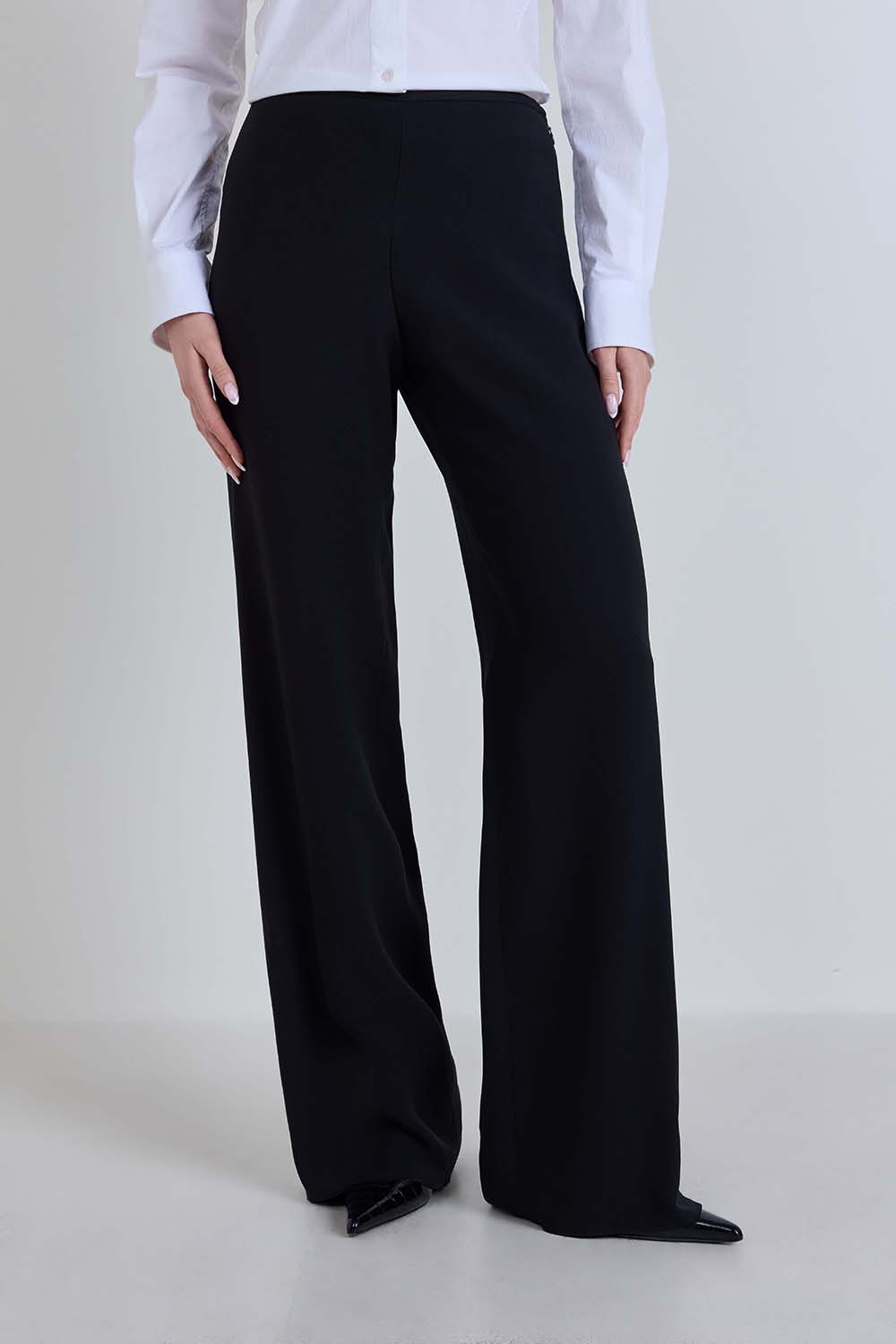 תמונת דוגמן קידמית של מכנסי קרפ