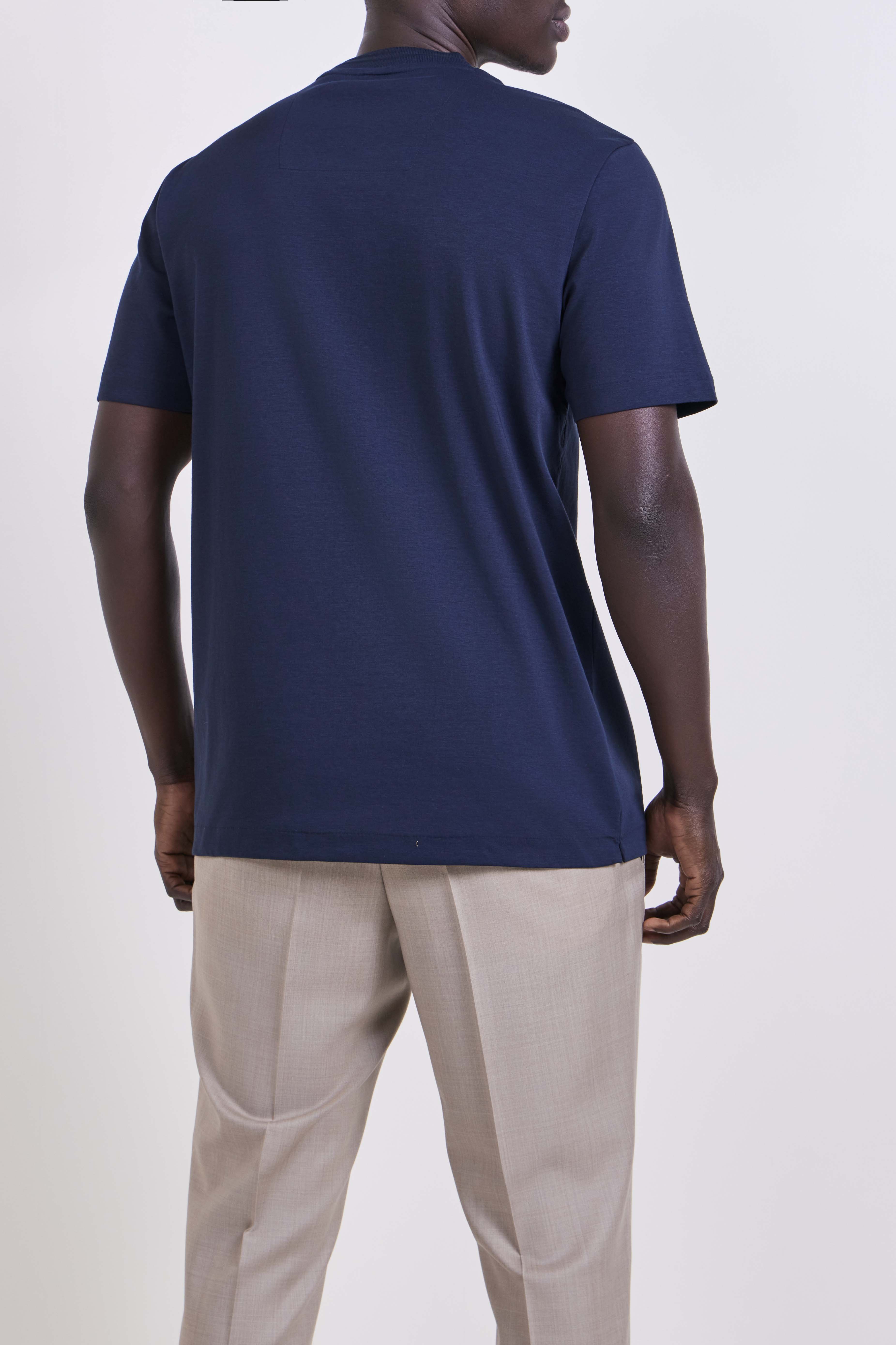 תמונת דוגמן אחורית של חולצת טי