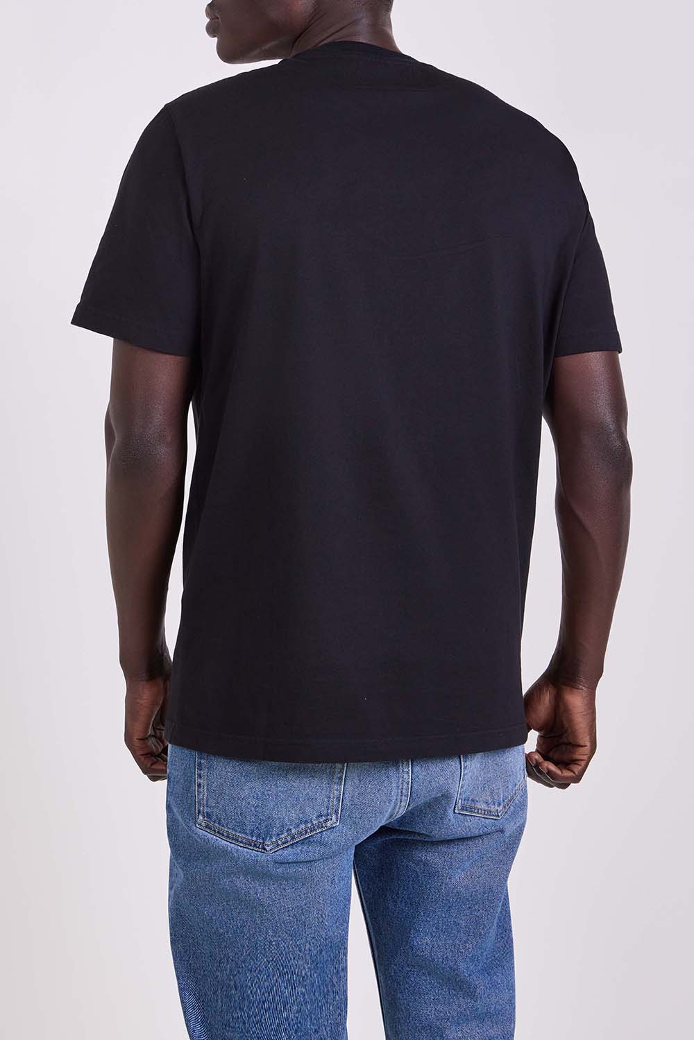 תמונת דוגמן אחורית של חולצת טי