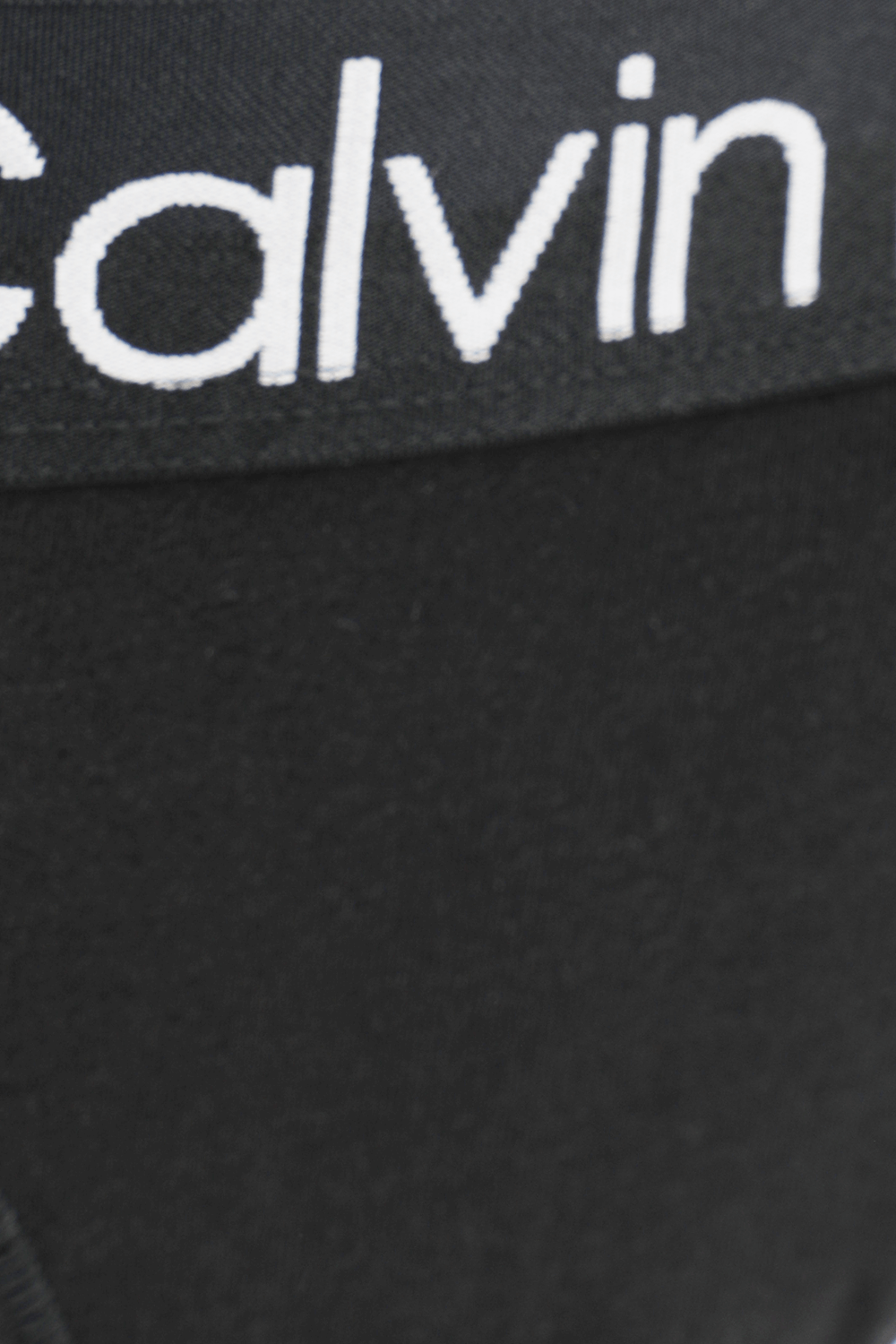 תמונת תקריב של תחתוני חוטיני עם רצועה ממותגת בגוון שחור